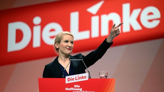 Ines Schwerdtner, Parteivorsitzende Die Linke, spricht auf dem Bundesparteitag der Partei Die Linke in Chemnitz. 