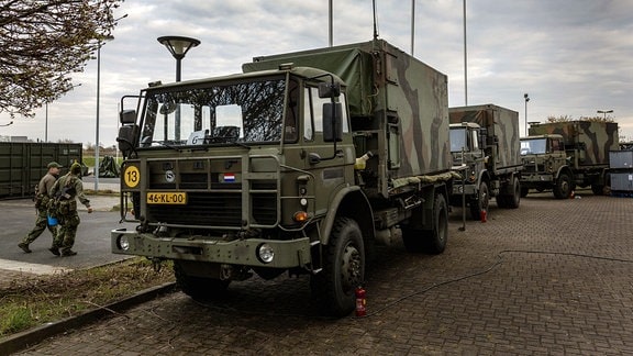Militärpersonal und -fahrzeuge im Main Supply Center sind für Bastion Lion aufgestellt, die größte Übung der Royal Army in diesem Jahr.