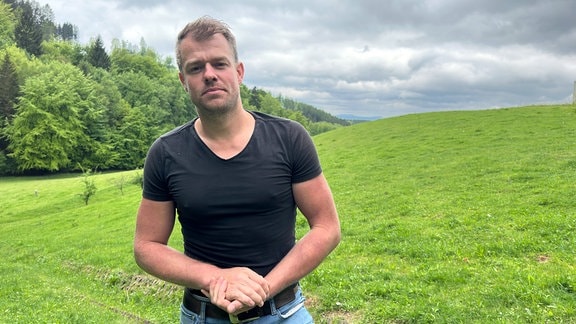 Landwirt Toni Stadler steht auf einer Schafsweide