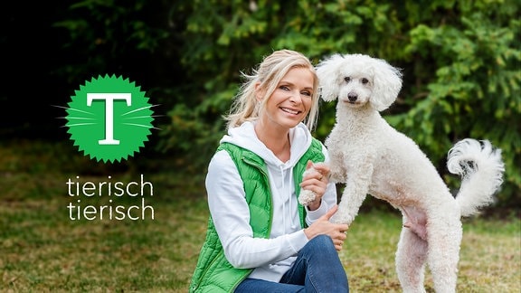 Moderatorin Uta Bresan mit Hund vor unscharfem Hintergrund und Sendungslogo "Tierisch tierisch"