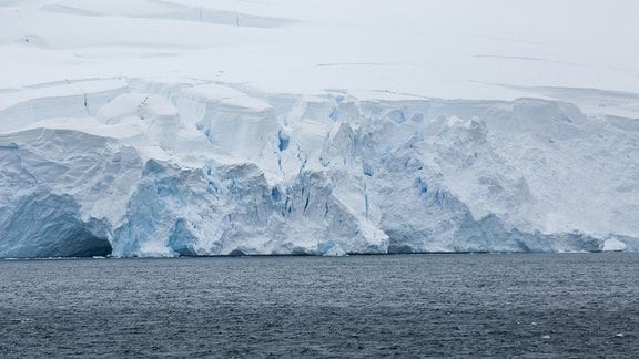 Antarktische Halbinsel: Große Eismasse, im Vordergrund das Meer